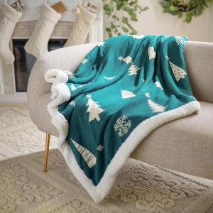 SAFAVIEH Home Collection Cedar Red Sherpa 50 x 60-inch Holiday Decorative Throw Blanket(Green)